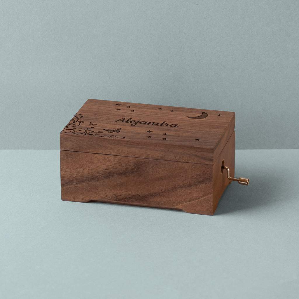 Caja de música mediana de madera de nogal Irene